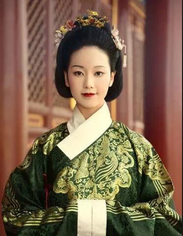 看了1987年陈晓旭在香港宴会照片才明白林黛玉的造型有多限制她的颜值！